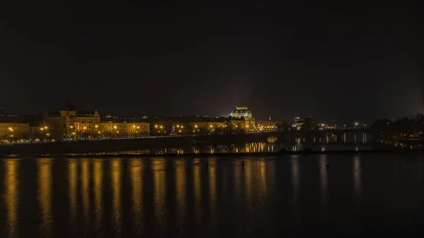 Visa i höstnatt Prag nära Vltava floden — Stockfoto