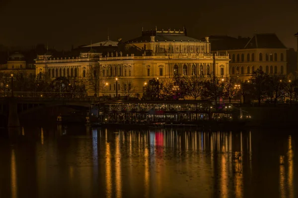 Vista na noite de outono Praga perto do rio Vltava — Fotografia de Stock