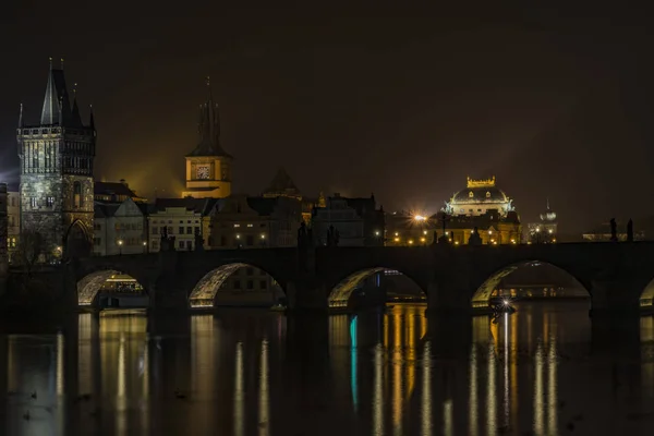 Вид на Карлов мост ночью — стоковое фото