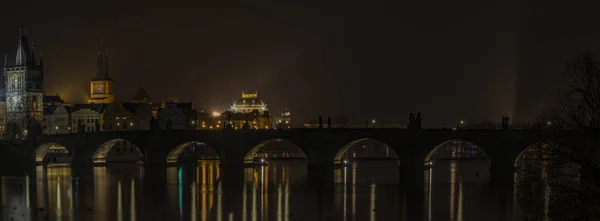 Vista para a ponte Charles na noite Praga — Fotografia de Stock