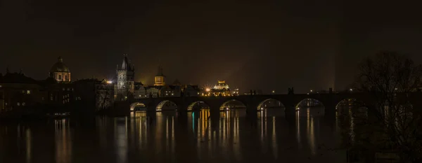 Подання для Карлового мосту в Празі ніч — стокове фото