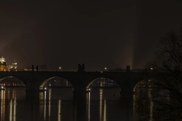 Vista para a ponte Charles na noite Praga — Fotografia de Stock