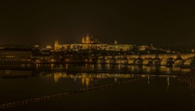 Sonbahar karanlık gecede Prag Kalesi