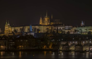 Sonbahar karanlık gecede Prag Kalesi
