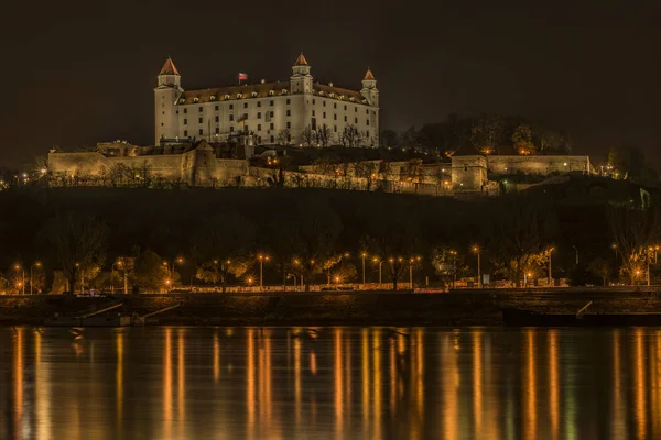 Bratislava in herfst nacht in de buurt van de rivier Dunaj — Stockfoto