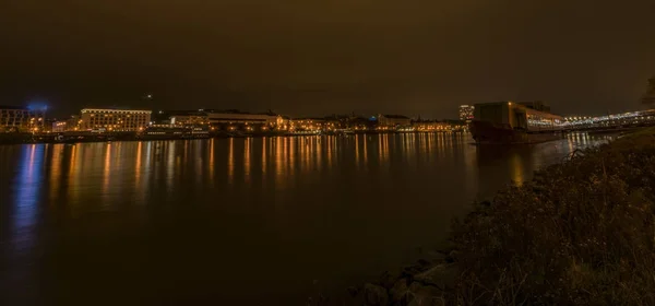 Bratislava v podzimní noci nedaleko Dunaje — Stock fotografie