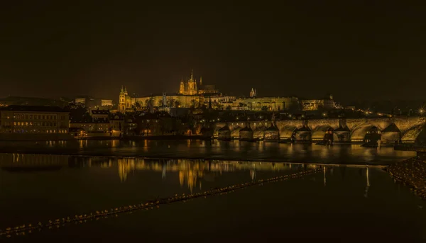 Castelo de Praga no outono noite escura — Fotografia de Stock