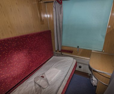 Gece treni yataklar ve lavabo ile iç