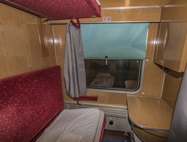 Интерьер ночного поезда с кроватями и умывальником — стоковое фото