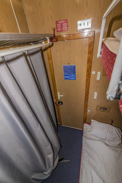 Gece treni yataklar ve lavabo ile iç