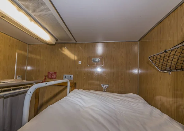 Interior del tren nocturno con camas y lavabo — Foto de Stock