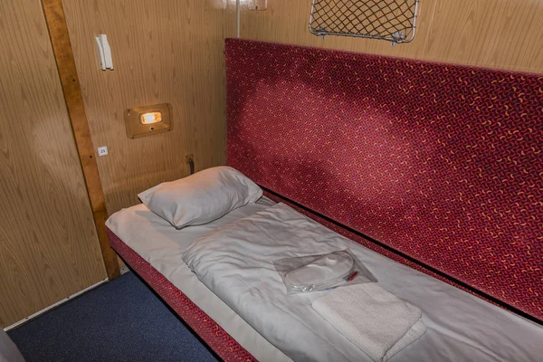 Interior del tren nocturno con camas y lavabo — Foto de Stock