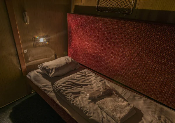 Hombre durmiendo en tren nocturno con camas y lavabo — Foto de Stock