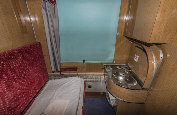 Gece treni yataklar ve lavabo ile iç — Stok fotoğraf