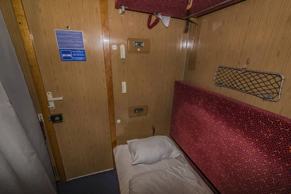 ベッド、洗面台が夜行列車の内部 — ストック写真