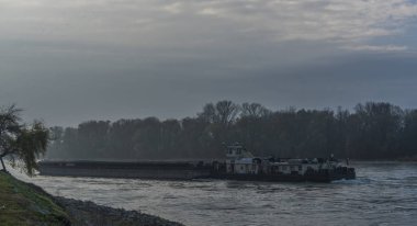 Büyük kargo tekne Devin Köyü Dunaj Nehri üzerinde