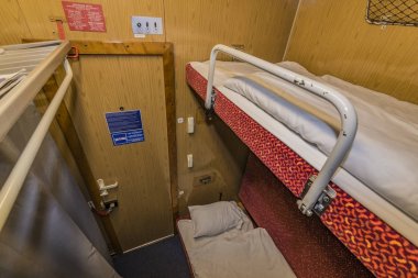 Gece treni yataklar ve lavabo ile iç
