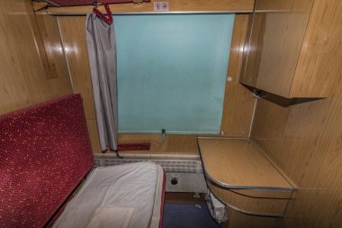 Gece treni yataklar ve lavabo ile iç