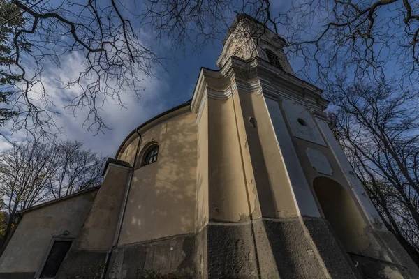 Kostel Kozmu a Damian Dubravka vesnici — Stock fotografie