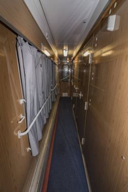 Interyon gece gece koridor ile tren