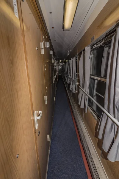 Інтервенція нічного поїзда з нічним коридором — стокове фото