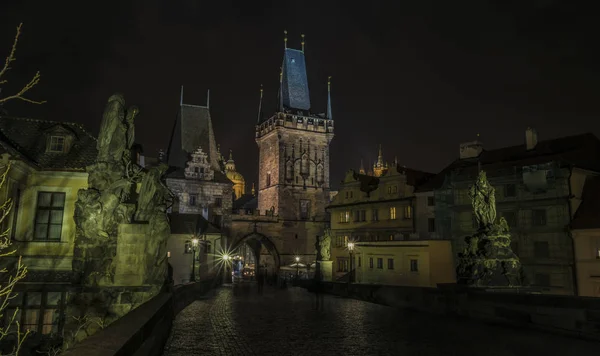 Torre en el puente Charles en la noche Praga — Foto de Stock