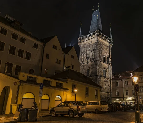 Torre na ponte Charles na noite Praga — Fotografia de Stock