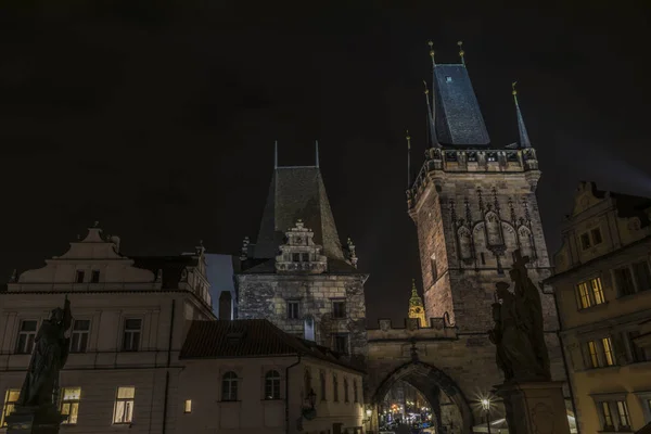 Torn på Karlsbron i natt Prag — Stockfoto