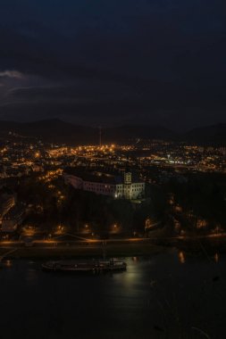 Kuzey Bohemya şehirde Decin için gece görünümü