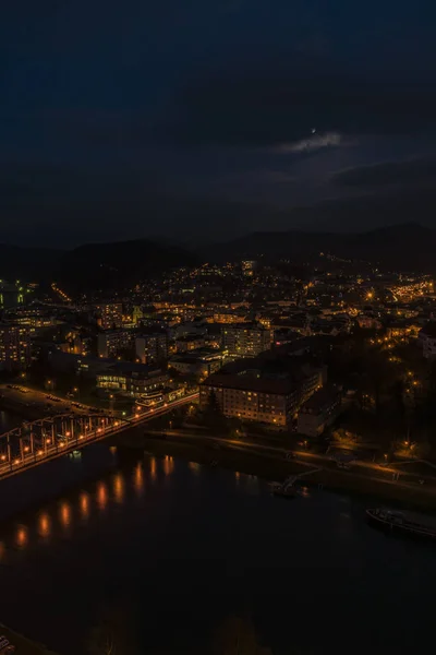 Ночной вид на город Дечин в северной Чехии — стоковое фото