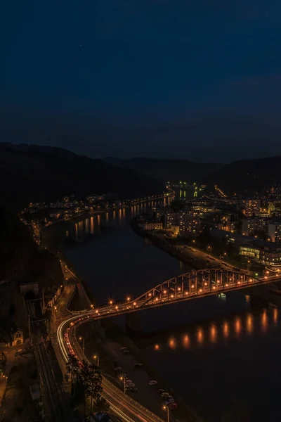 Нічний погляд для міста Decin в північній Богемії — стокове фото