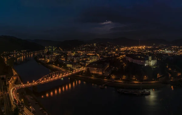 Vista noturna para Decin cidade no norte da Boêmia — Fotografia de Stock