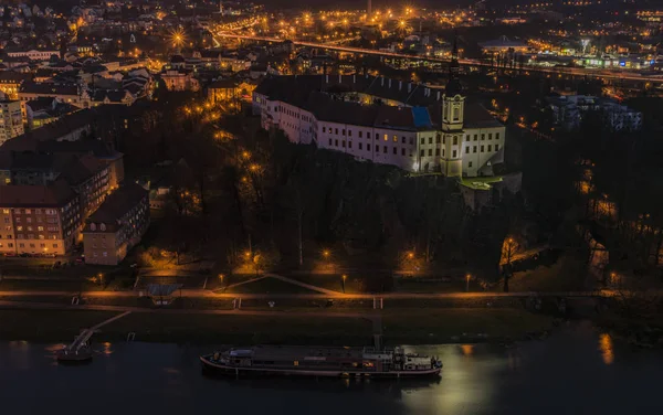 Нічний погляд для міста Decin в північній Богемії — стокове фото