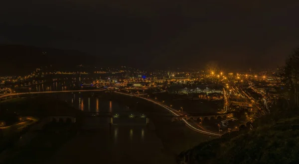 Nacht uitzicht voor Decin stad in Noord Bohemen — Stockfoto