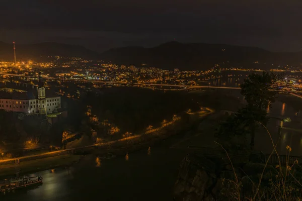 Vista noturna para Decin cidade no norte da Boêmia — Fotografia de Stock