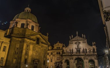 Eski binalar için Vltava Nehri yakınında sonbahar gece Prag otellerini göster