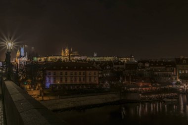 Sonbahar gece Prag Vltava Nehri yakınında görüntülemek