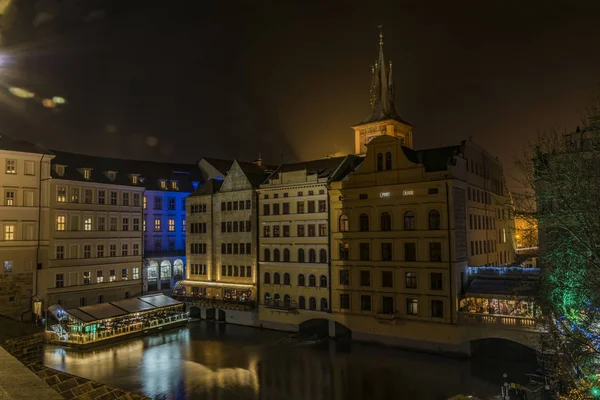 Vista na noite de outono Praga perto do rio Vltava para edifícios antigos — Fotografia de Stock