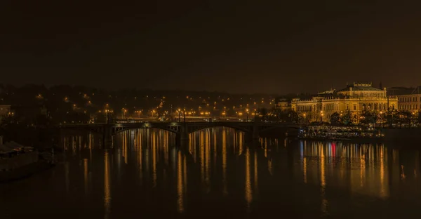 Vista en la noche de otoño Praga cerca del río Moldava —  Fotos de Stock