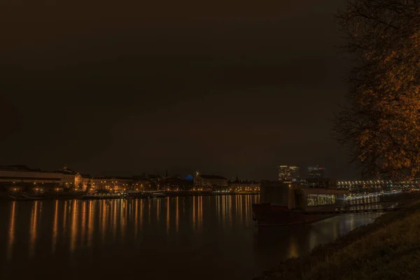 Братислава в осінні ночі, недалеко від річки Дунай — стокове фото