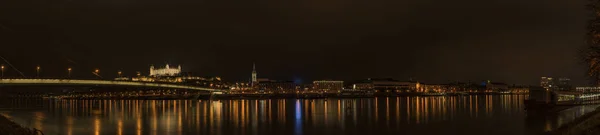 Blick auf Bratislava in der Herbstnacht in der Nähe des Flusses Dunaj — Stockfoto