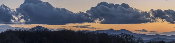 Chmury po zachodzie słońca w zimowy wieczór — Zdjęcie stockowe