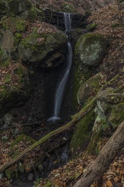 Dobeticky şelale karanlık kış orman içinde
