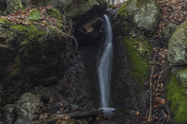 Dobeticky şelale karanlık kış orman içinde
