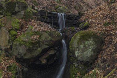 Dobeticky şelale karanlık kış orman içinde
