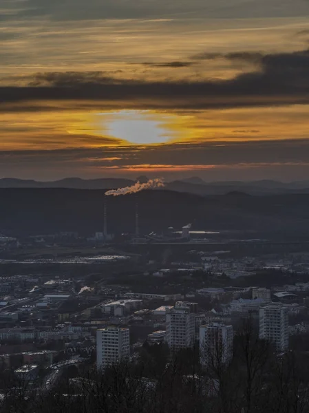 Puesta de sol sobre Usti nad Labem ciudad en invierno —  Fotos de Stock