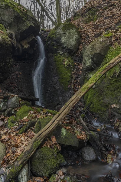 Cascada Dobeticky en bosque oscuro de invierno — Foto de Stock