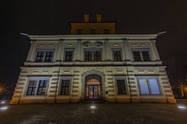 Karlovy Vary şehir yakınlarındaki gece kasabada Ostrov