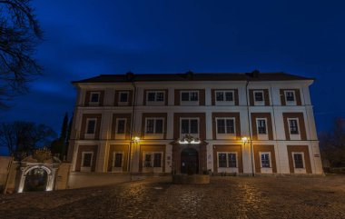 Karlovy Vary şehir yakınlarındaki gece kasabada Ostrov