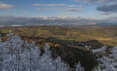 Semnicka Rock bulutlu güneş ile görüntülemek ve Batı Bohemya'da kar